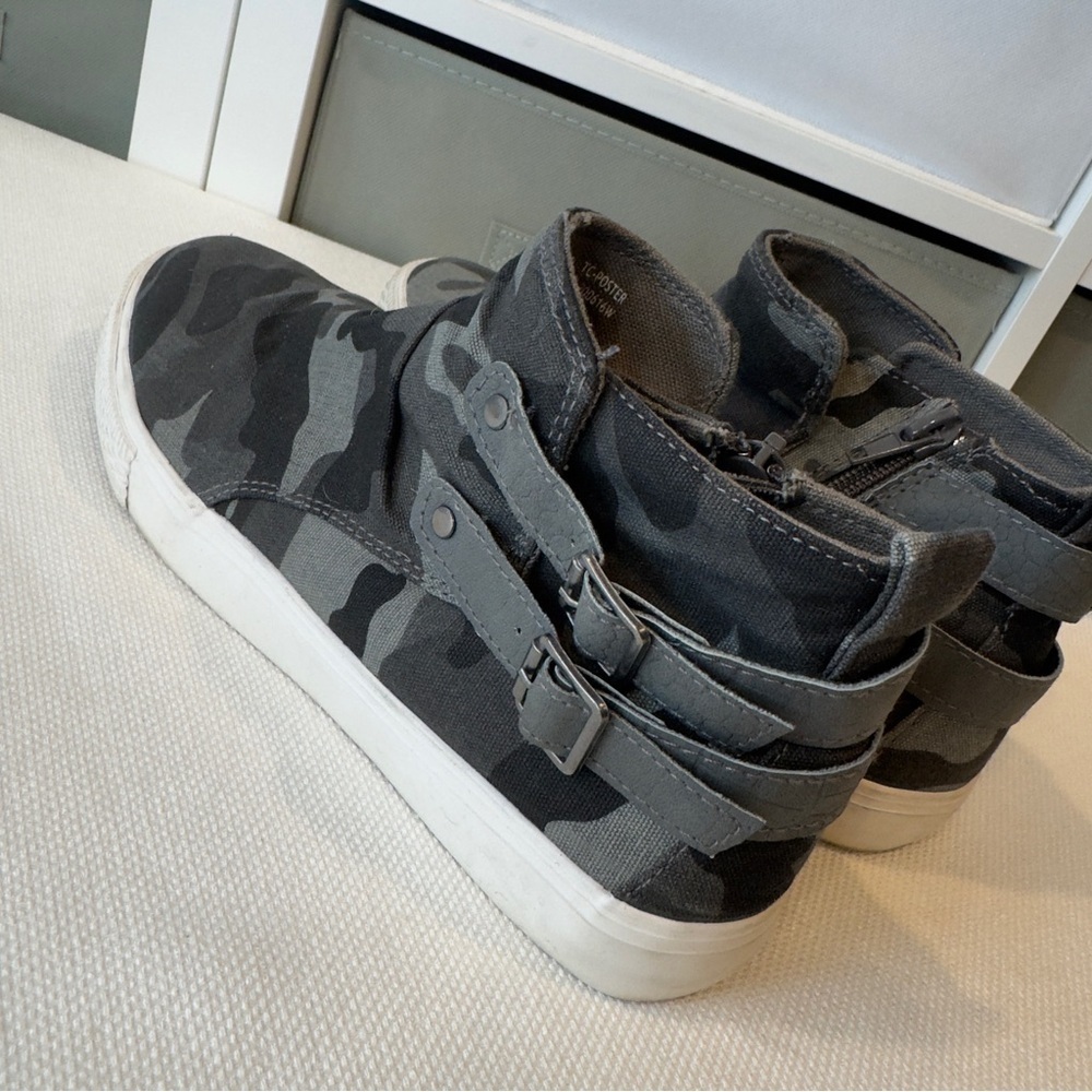 True Craft "Poster" Camo Fabric Side-Zip Buckled Mid-Top Sneakers Sz 8